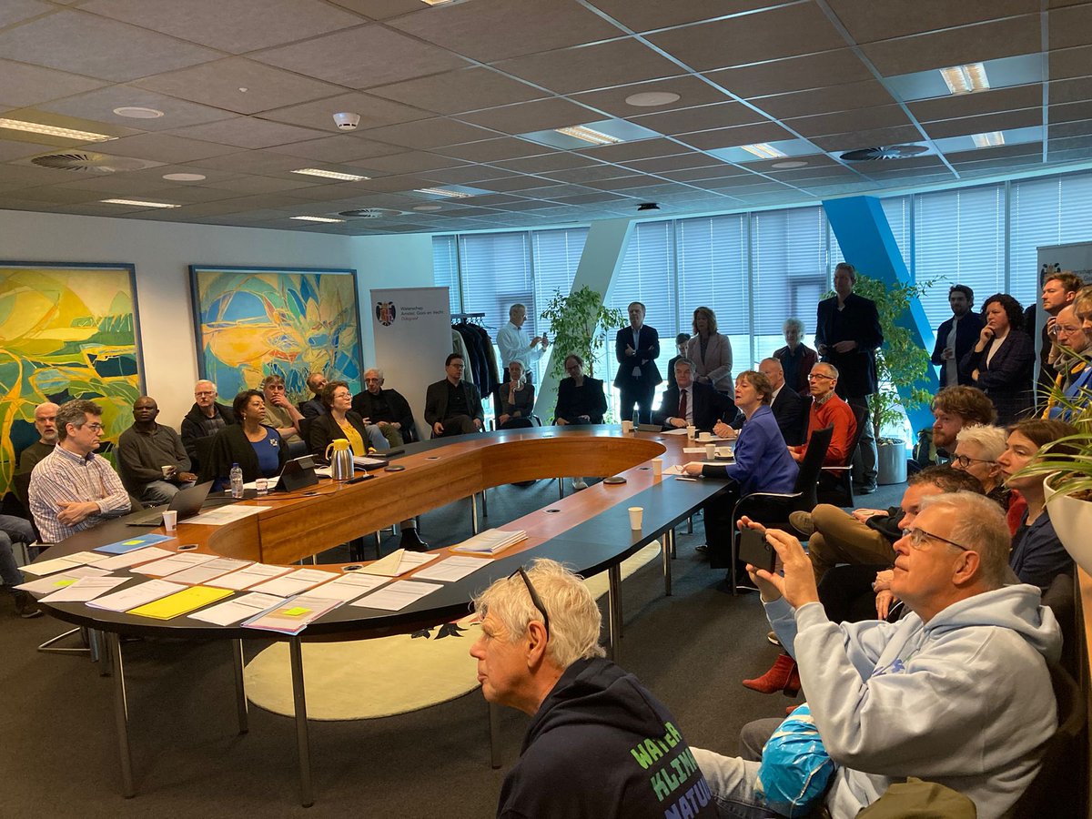 📸 Hèt moment van de bekendmaking van de uitslag.