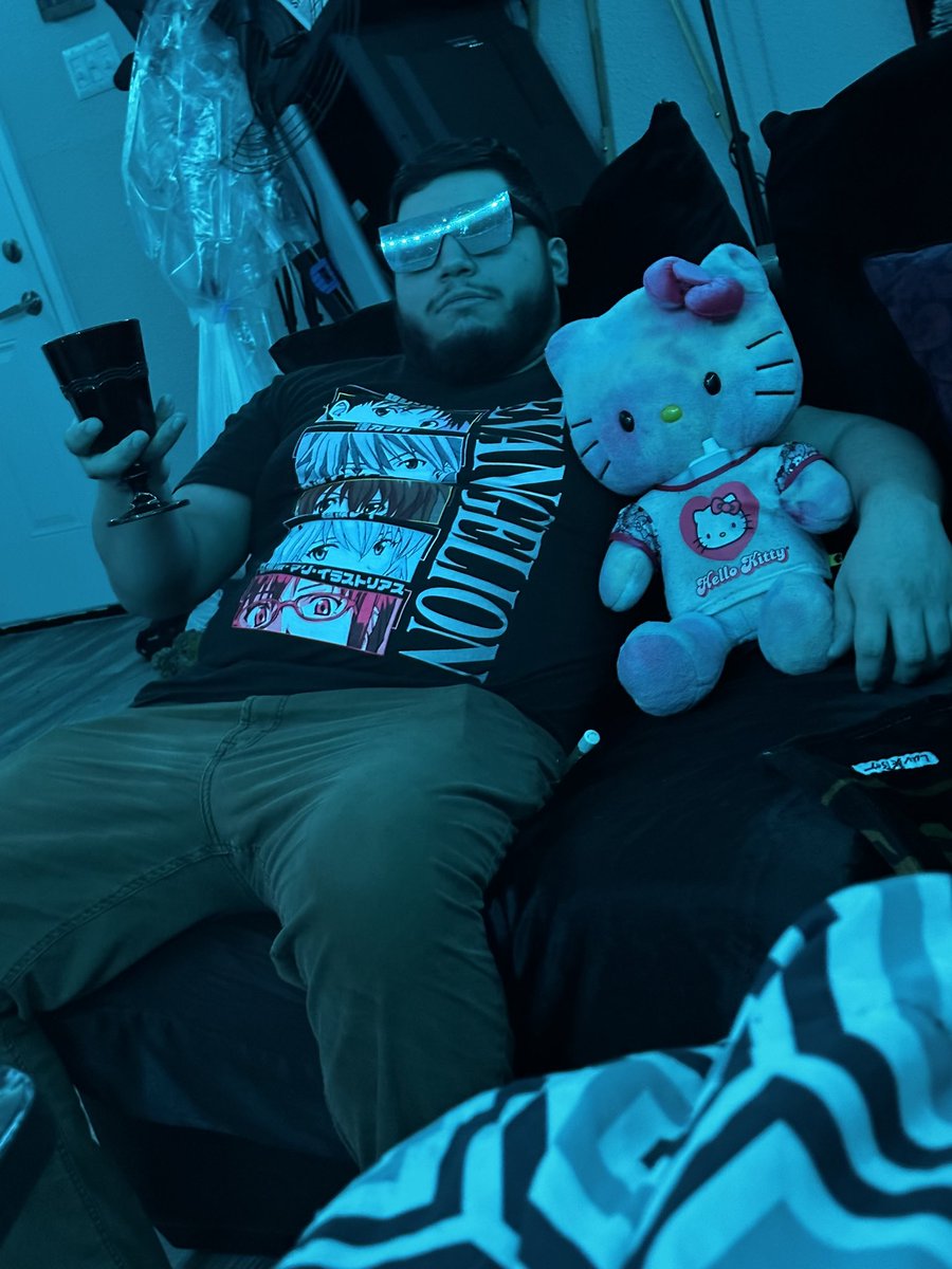 Manuel_Q_Jr's tweet photo. Posted up with the homie, you know what it is gang. #hellokittygang https://t.co/PnUTZCilGs