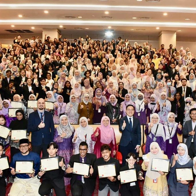MSUmalaysiaFHLS's tweet photo. 🎓 Congratulations to all the FHLS students who made it to the Dean's List for Academic Year 2022 and we are proud to recognize your outstanding achievements 👏🎊
#deanslist #futureleaders #congratulations #proud #excellence #motivation #inspiration #msufhls #gotomsu #msuforlife https://t.co/eLQRYuHkXm