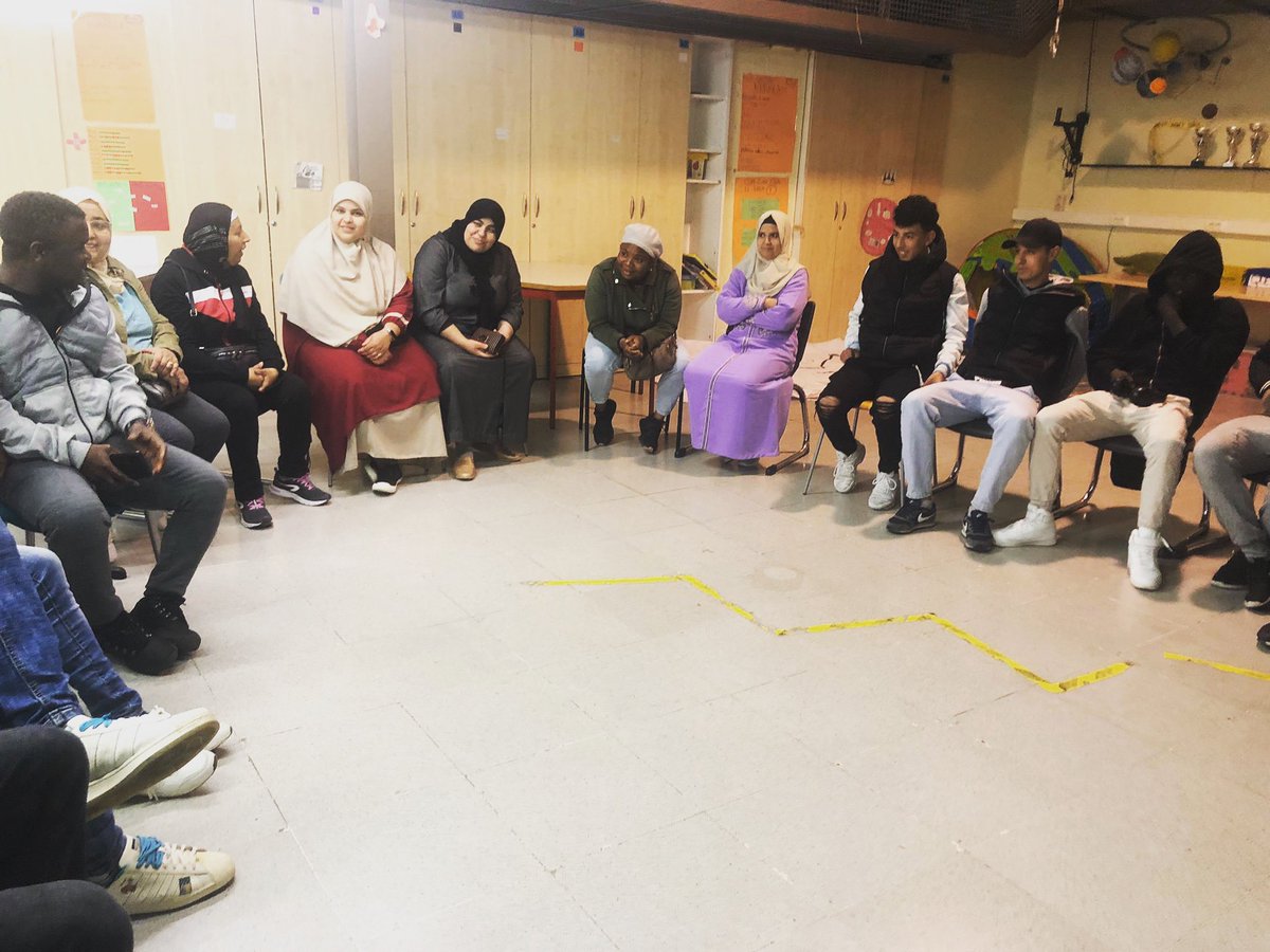 MagiMorera's tweet photo. Avui les mares de la nostra escola han fet català conjuntament amb els joves de trampoli. Han compartit opinions sobre la importància d'aprendre l'idioma. Ha estat molt divertit
i enriquidor #projectetrampolí @osmlleida #plaeducatiuentornlleida
@educaciolleida https://t.co/6NtHLuQ7p6