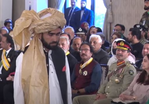 zeb_mehsud's tweet photo. وزیرستان کے 3 مالکان ملک محمد حسن کو انگور اڈہ میں فوج کی حمایت پر،ملک گینگڑائی کو انگور اڈہ میں چوکی پرحملے میں جاں بحق افراد کی لاشیں وصول کرنےاور ملک شمالی خان کو فوج کےلئے جاسوسی کرنے سمیت 2008 میں ایک حملے میں 3 سیکیورٹی فورسز کی لاشیں وصول کرنے پر ستارہ شجاعت سے نوازہ گیا۔ https://t.co/Nq3ddwu8Xa