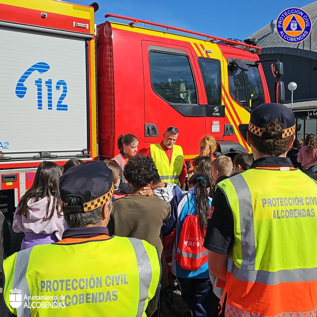 Alcobendas_Prot's tweet photo. Segunda jornada del #CIPE23 en #Alcobendas, hoy con una visita especial, cientos de escolares con los que compartimos, junto con el personal de @atpb y @fmapfre, la cultura de la prevención.
#SomosParteDeTi https://t.co/IbR6MQ8tGx