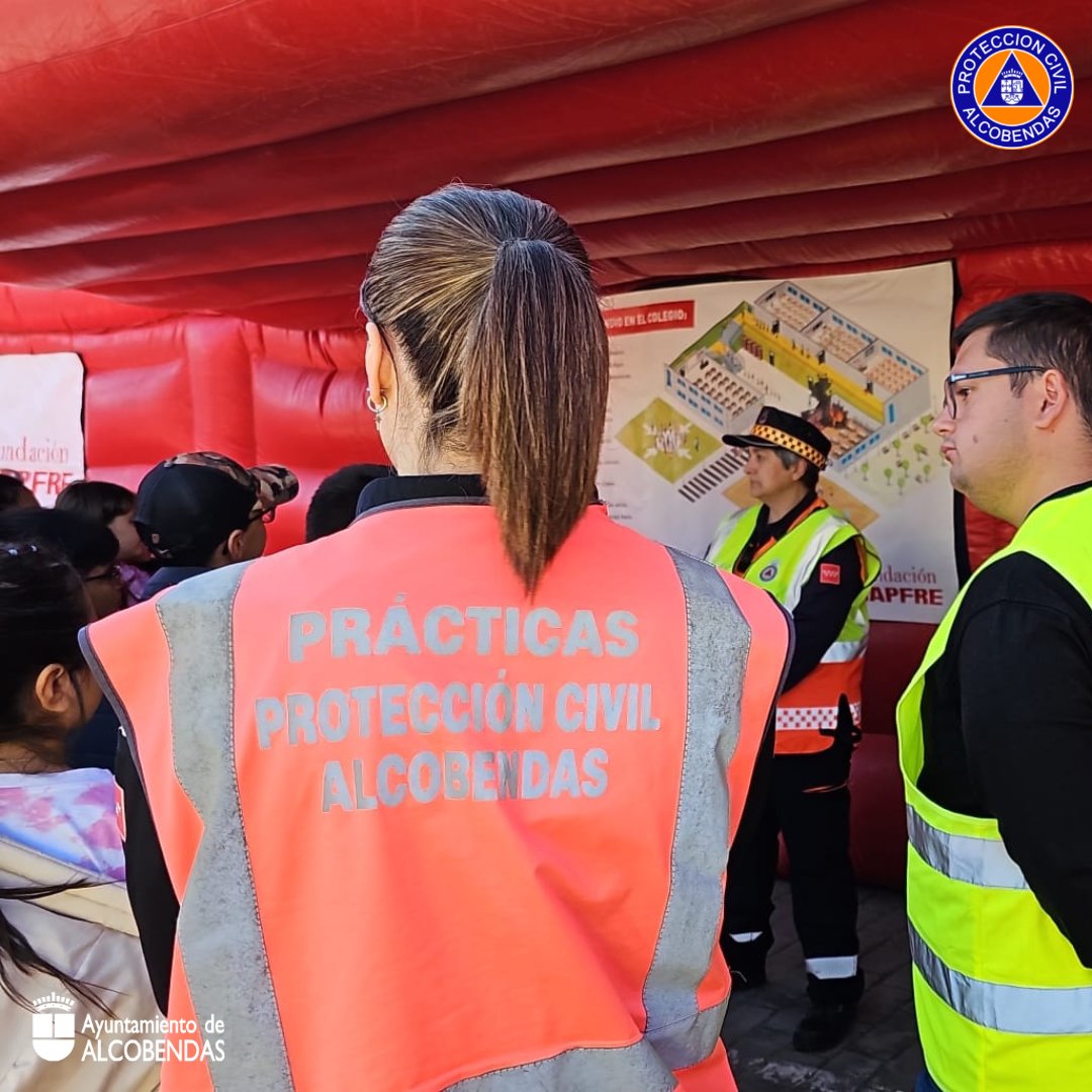 Alcobendas_Prot's tweet photo. Segunda jornada del #CIPE23 en #Alcobendas, hoy con una visita especial, cientos de escolares con los que compartimos, junto con el personal de @atpb y @fmapfre, la cultura de la prevención.
#SomosParteDeTi https://t.co/IbR6MQ8tGx