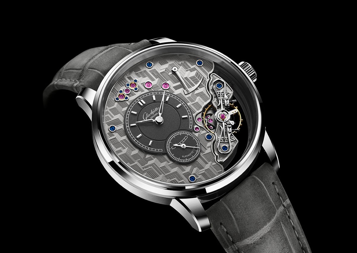 time_watches's tweet photo. With the new #PanoInverse Limited Edition, #GlashütteOriginal used the 3/4 plate of the movement as a canvas to represent a #metropolis humming with the ticking of the manufactory calibre. Read about it at https://t.co/ZDNxP2Nwiw #G_O_Manufactory https://t.co/hlsUm79cIP