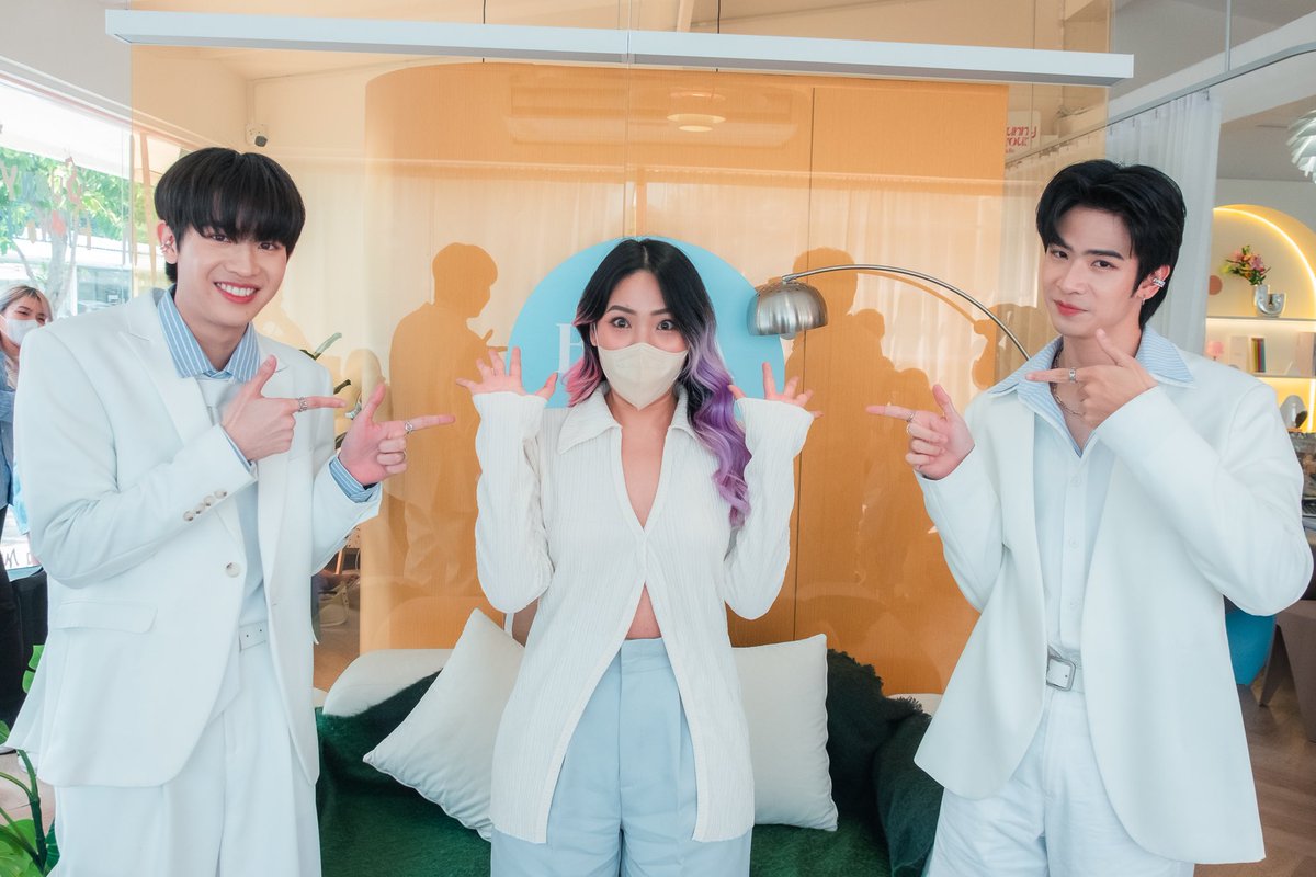 mbiunat's tweet photo. แคทเทอรีน ยิงมัน 5555555555555555555 ตลกมากตอนบอกให้ยิงพี่ๆๆๆ แล้วเฟิสตกใจแบบ ยิงพี่เลยหรอคับ คือ 55555555555555555555 
#BeHaNaxLatteFirstOne #firstone #lattetnc 
@firstone_wnk @latte_tnc https://t.co/DCY4zc3Z0c