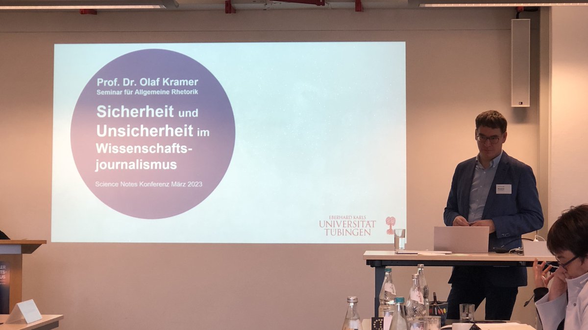 scienceboarder's tweet photo. „Experimenteller Wissenschaftsjournalismus heißt, nicht nur über Design und Formate nachzudenken, sondern Wissenschaft anders zu denken“ @rhetrocks bei @science_notes_ Konferenz an @uni_tue  Z.B. Unsicherheit transparent machen, Prozesse thematisieren. Auch für #Wisskomm gültig. https://t.co/tVKUbO8Io5