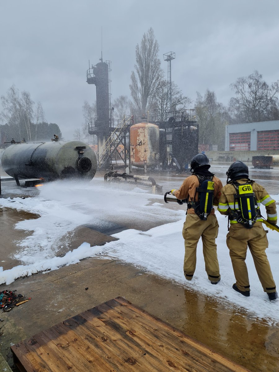 MJvdW's tweet photo. De @gez_brandweer organiseert na een aantal jaar weer de meerdaagse bevelvoerderstrainingen. Complimenten voor team VBB. Focus op industriële scenario's. Eerste ervaringen zeer positief. Niet alleen op de vakinhoud gericht maar zeker ook op de verbinding en sociale contacten. https://t.co/ZkjLWUTyZb