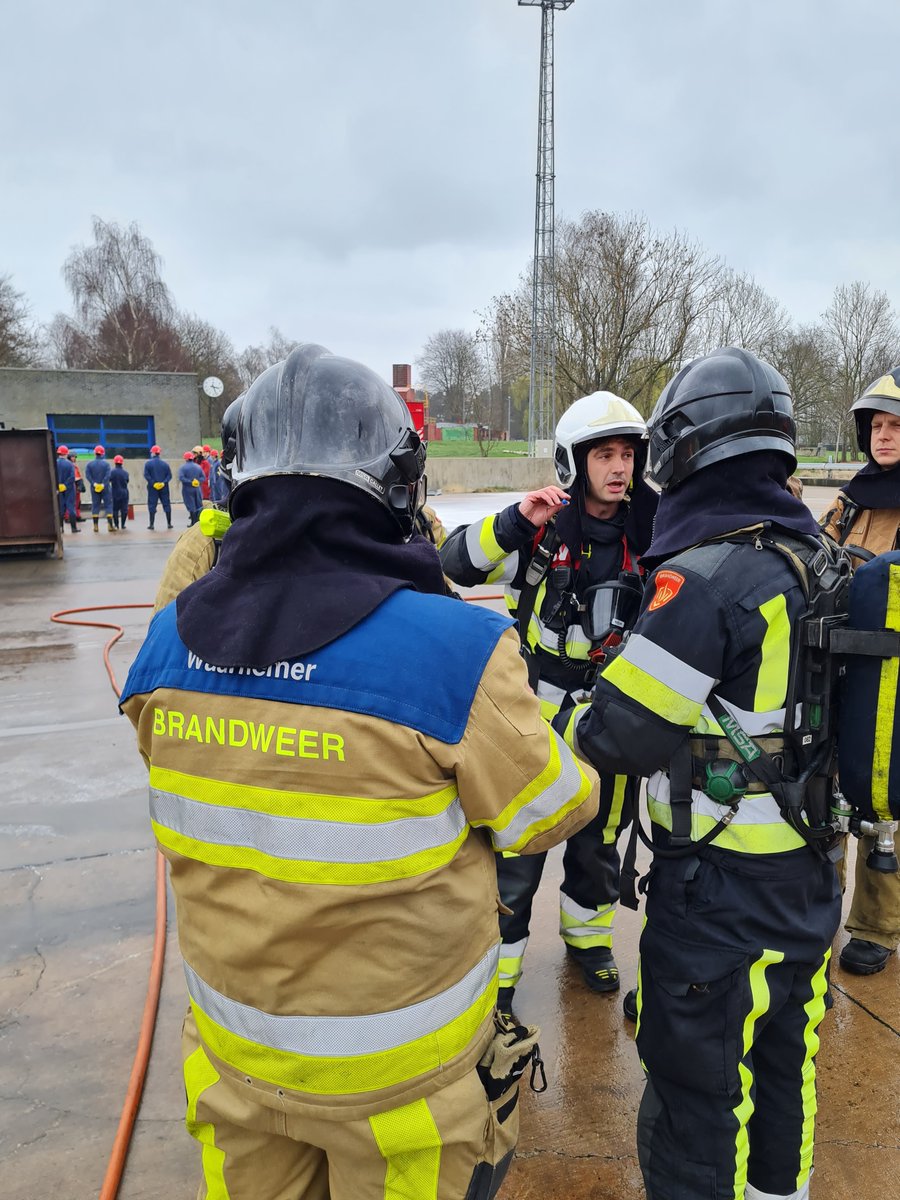 MJvdW's tweet photo. De @gez_brandweer organiseert na een aantal jaar weer de meerdaagse bevelvoerderstrainingen. Complimenten voor team VBB. Focus op industriële scenario's. Eerste ervaringen zeer positief. Niet alleen op de vakinhoud gericht maar zeker ook op de verbinding en sociale contacten. https://t.co/ZkjLWUTyZb
