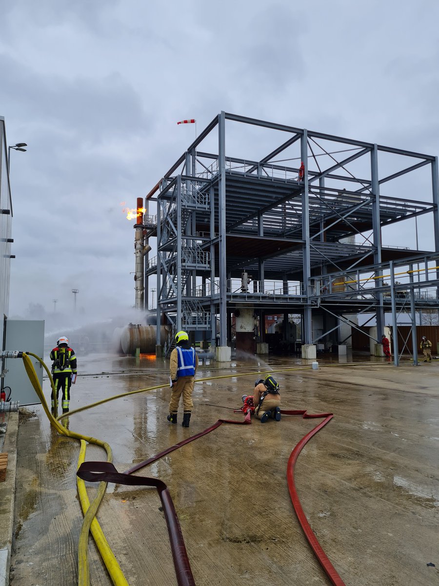 MJvdW's tweet photo. De @gez_brandweer organiseert na een aantal jaar weer de meerdaagse bevelvoerderstrainingen. Complimenten voor team VBB. Focus op industriële scenario's. Eerste ervaringen zeer positief. Niet alleen op de vakinhoud gericht maar zeker ook op de verbinding en sociale contacten. https://t.co/ZkjLWUTyZb