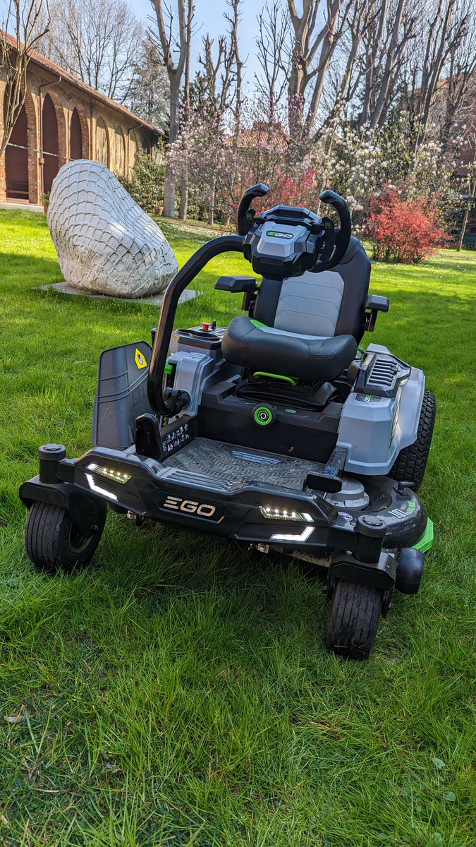 The sun is shining at our Italian Press Day today. Just look at the Z6 - waiting to mow that lawn 🔜😍

#EGOPower #ZeroTurn