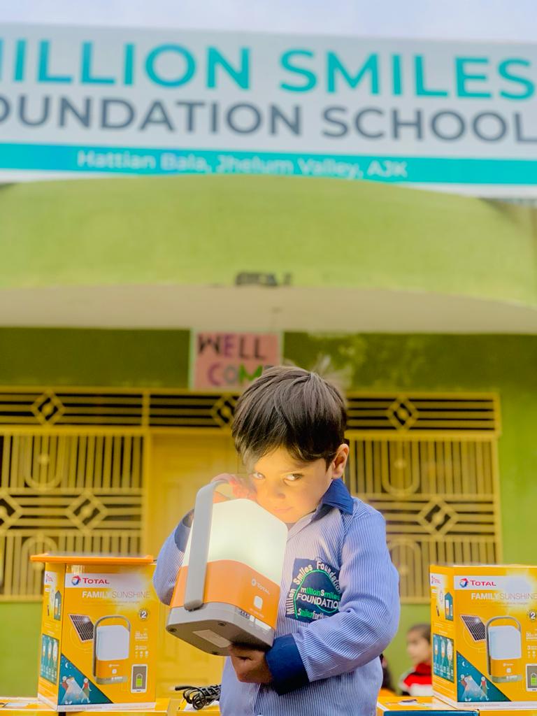 saboor_seema's tweet photo. Total Parco Pakistan, in collaboration with #TPPL_RayOfHope, donated bulbs to students in flood-prone areas.
#TOTAL_RayOfHope https://t.co/WK0GgUHBQo