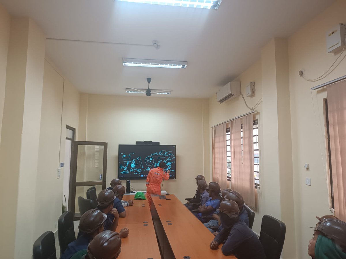 IOCLManipur's tweet photo. SOP Training &amp; quiz to TT crews at Imphal Depot as part of SOP adherence campaign on 23.03.22 https://t.co/n6WZp7Kleu