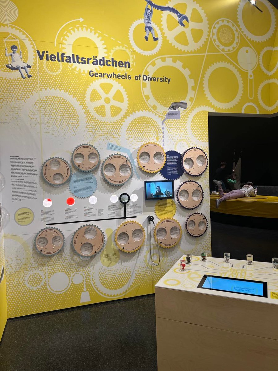 d_part's tweet photo. Wie kann Demokratie #diverser &amp; #inklusiver gestaltet werden? Warum ist das überhaupt wichtig? Schaut doch mal bei #DemokratieInProgress im @FuturiumD vorbei. Unsere @yoncadege spricht u.a. über Hürden zu politischer #Beteiligung &amp; die Bedeutung v. repräsentativeren Parlamenten. https://t.co/Wlgy3PFZWu