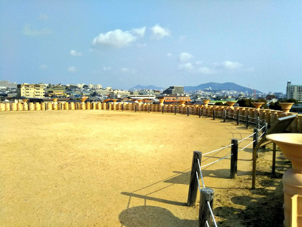 anannda21's tweet photo. 正月の連休の写真ですが、改めて見たら滅茶��いな。幼稚園の園庭くらい有りそうな感じです。               （五色塚古墳）後円部分が葺き石と鰭付き朝顔型埴輪でガラパゴスイグアナ見たいですね。 https://t.co/mytcfq78zn