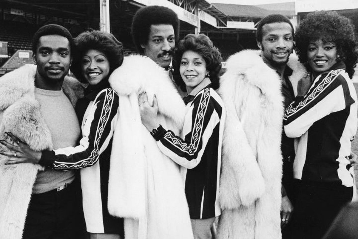 Laurie Cunningham, Brendan Batson, Cyrille Regis / Helen Scott, Valerie Holiday, Sheila Ferguson. The Three Degrees vs. The Three Degrees en The Hawthorns (1975).