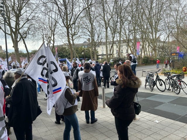 [#RéformeDesRetraites]
📍En marge du 38ème congrès de la #CFECGC, tous les militants présents à Tours s’élancent pour dire NON à la retraite à 64 ans.
#SNATT #Syndicat #Encadrement