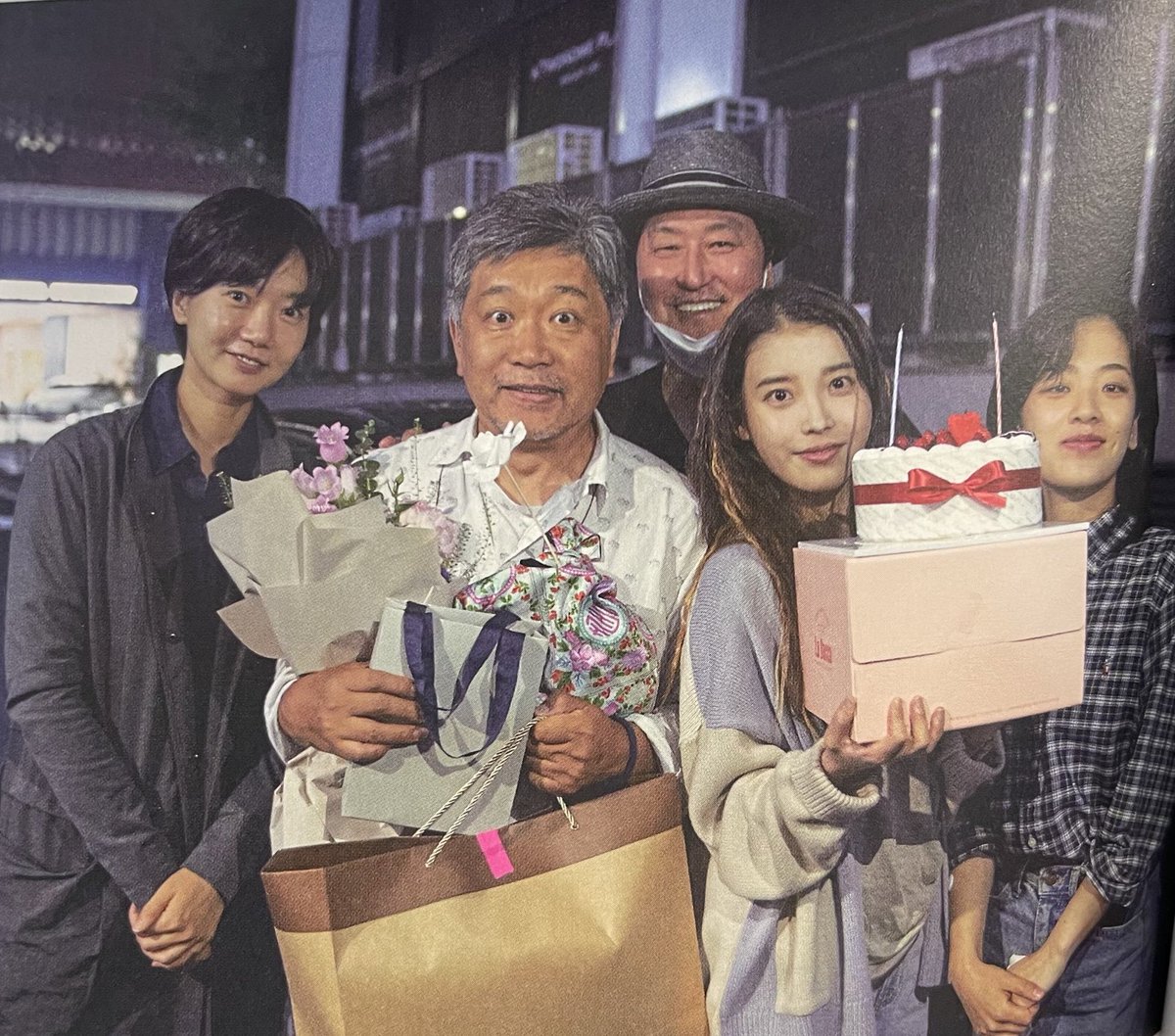 This precious photo of Bae Doona, Koreeda Hirokazu, Song Kang-ho, Lee Ji-eun and Lee Joo-young on the set of Broker (브로커, 2022) 😭🤍 

#아이유 #iu #baedoona #leejooyoung