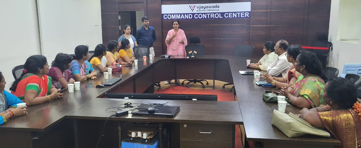 MD Swachha Andhra Corporation and VMC Municipal Commissioner addressed the #SHG women before starting the #SwachhtaYatra and guided them on the scope of the learnings during the field visit. 
#Swachhotsav #Womensledsanitation #SwachhSurvekshan2023