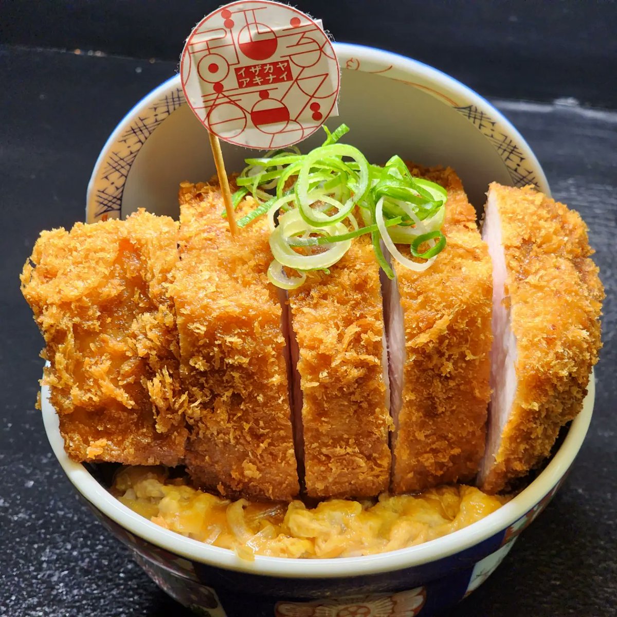 akinai_kitakyu's tweet photo. #日本一分厚いかつ丼
お客様からご要望がありどんぶりに
盛ってみました‼️
もう圧巻ですねwww
厚さ7cm重さ650gオーバーは蓋なぞ無用w
これぞ日本一の風格と言った感じです✨
うちはお客様第一で
食べやすさを追求して丼ではなく
いつものスタイルでお出ししています❤️
今週は
#japanesekitchentour https://t.co/F5bEplekH2