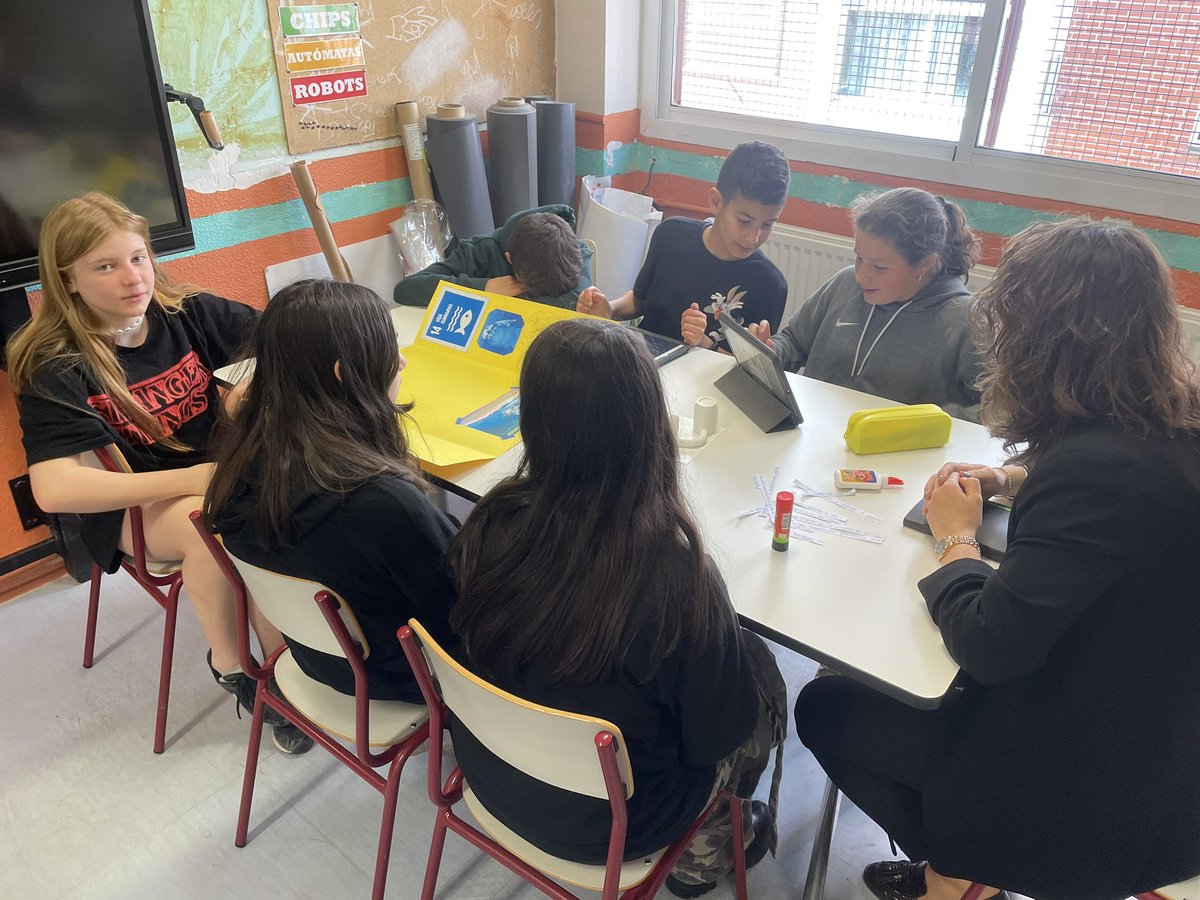 Nuestro alumnado de sexto están mostrando todas sus ideas a sus mentores dentro del proyecto #playingcode de la @FundCreate ¡Mil gracias a la fundación por hacerlo posible!