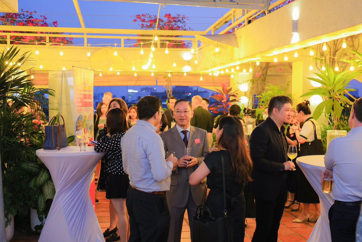 SaigonSarah's tweet photo. The 🇦🇺🇻🇳 Young Leaders Dialogue is building collaboration and partnership for a better future. The 2023 dialogue year launched this week in Melbourne and HCMC. We celebrated with 🦗protein snacks from food innovators and @AVYLD alum @CricketOneAsia
#sustainable #BPP #GlobalVic https://t.co/BXTr92auca