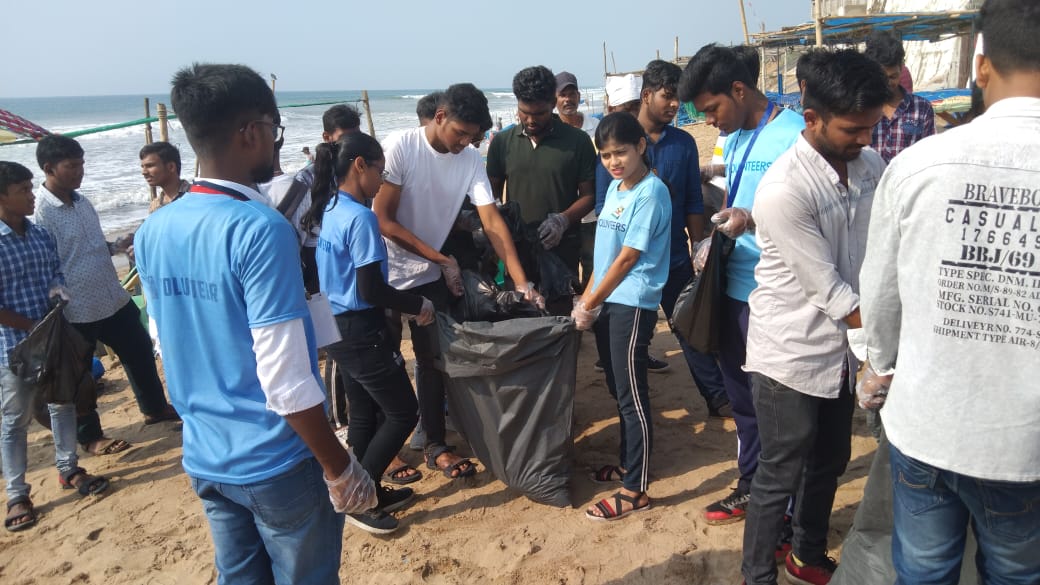 UNinIndia's tweet photo. Be the change you want to see in the world! 🌏❤️🙌🏾

Odisha's Gopalpur 🏖️ received a whole new makeover thanks to the #WaterAction of 250 young people who participated in the beach clean-up organised by @Youth4WaterPlus @UNICEFIndia @SATTVIC_SOUL @forceorgin @Pantiss2 @UNinIndia https://t.co/x6PiZyFR5C