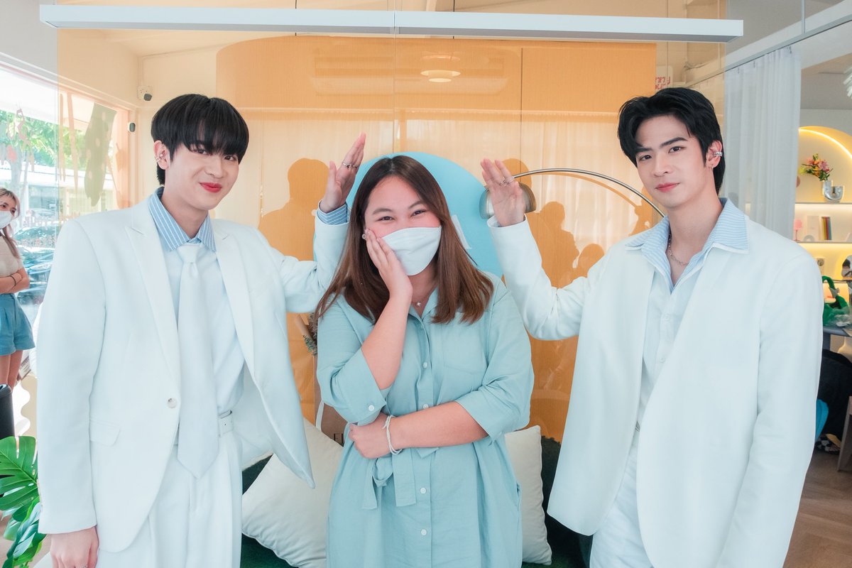24_7heavenn's tweet photo. รูปแรกน้องเฟิร์สถามว่าต้องแลบลิ้นด้วยหรอคับ🤣 เหนม้ายว่าแลบลิ้นแล้วน่ารักฝุดๆ ส่วนรูป 2 บรีฟว่าขอโอ๋ๆ แต่เหมือนเด่กๆจะโบกหัวพี่เรยย😂 งานสนุกมากค่า ไว้เจอกันอีกคับทั้งคู่💙🤍 #BeHaNaxLatteFirstOne #LatteTNC #FirstOne @firstone_wnk @latte_tnc https://t.co/1uhaYpuv1I