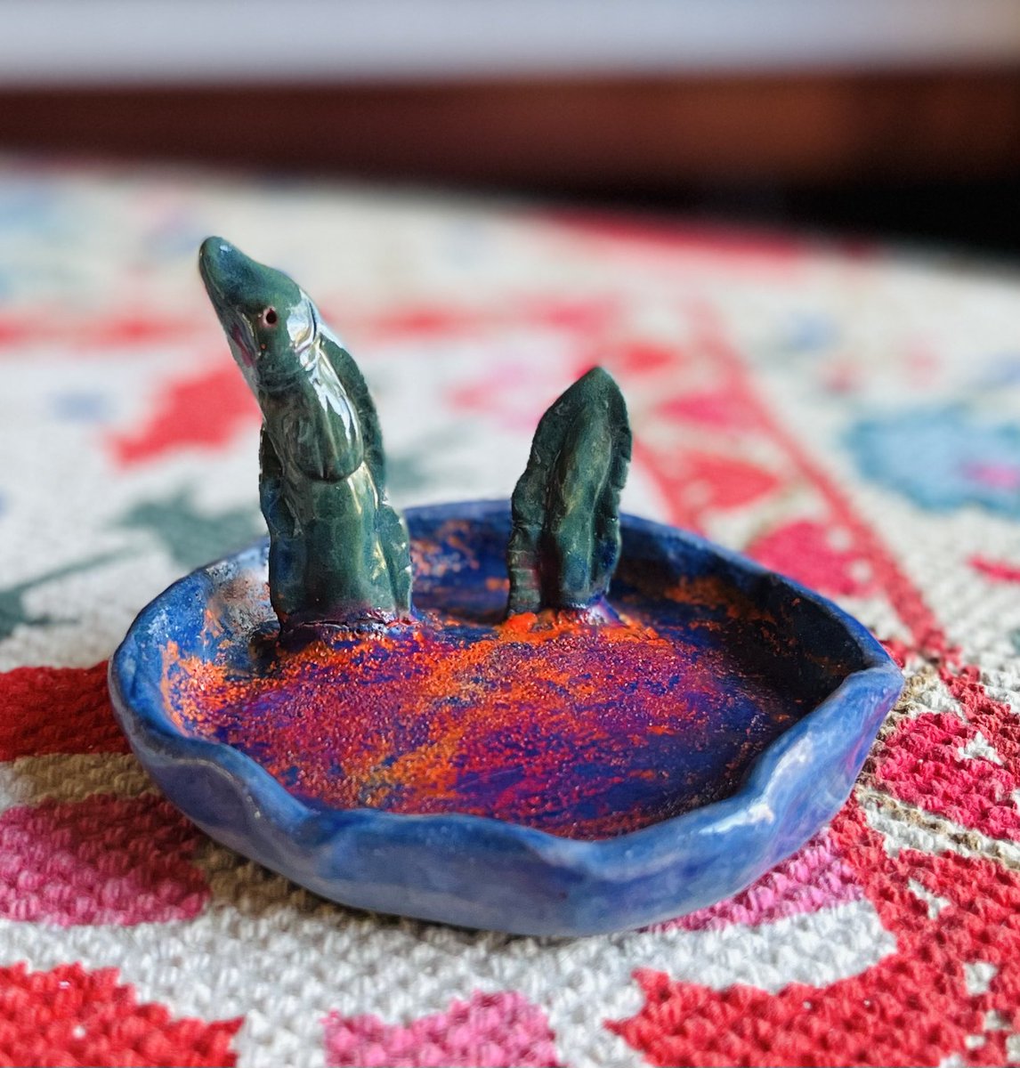 it’s an #eel!
#Ely cathedral stone was paid with eels
Ely provide eels to the king in the Middle Ages
Eels were nutritious + you could the leather
Ely comes from the Anglo Saxon word for eel
I love Ely. I’m Chilean, but I feel right at home here! 
My tribute in #ceramic🌈