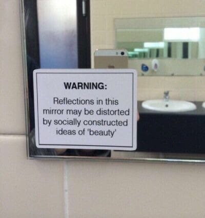 Coucou 😘!

 Les reflets dans ce miroir peuvent être déformés par les standards de beauté construits par la société 💁🏿‍♀️...
Surtout chez nous les femmes 😅

Qu'en pensez vous ?

📷: Pinterest

 #bodypositive  #moisdelafemme #picoftheday  #Etsionpsychotait