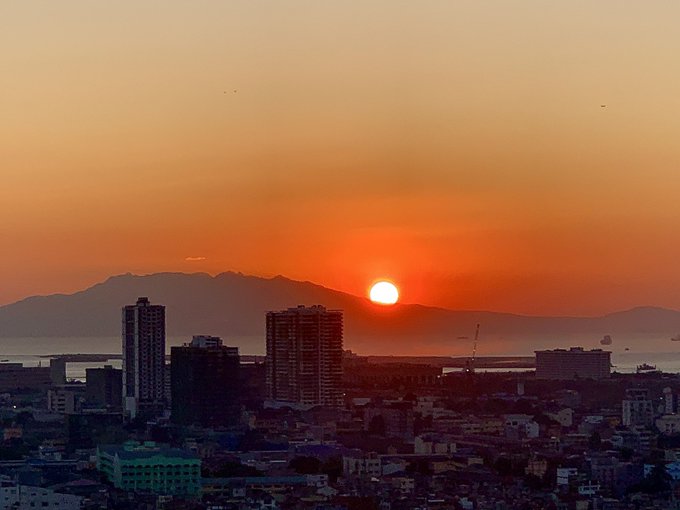 すっかり夏となったManila界隈沈む夕陽もBataan #MtMARIVELES  の頂点をすっかり越えてるし😲すっか