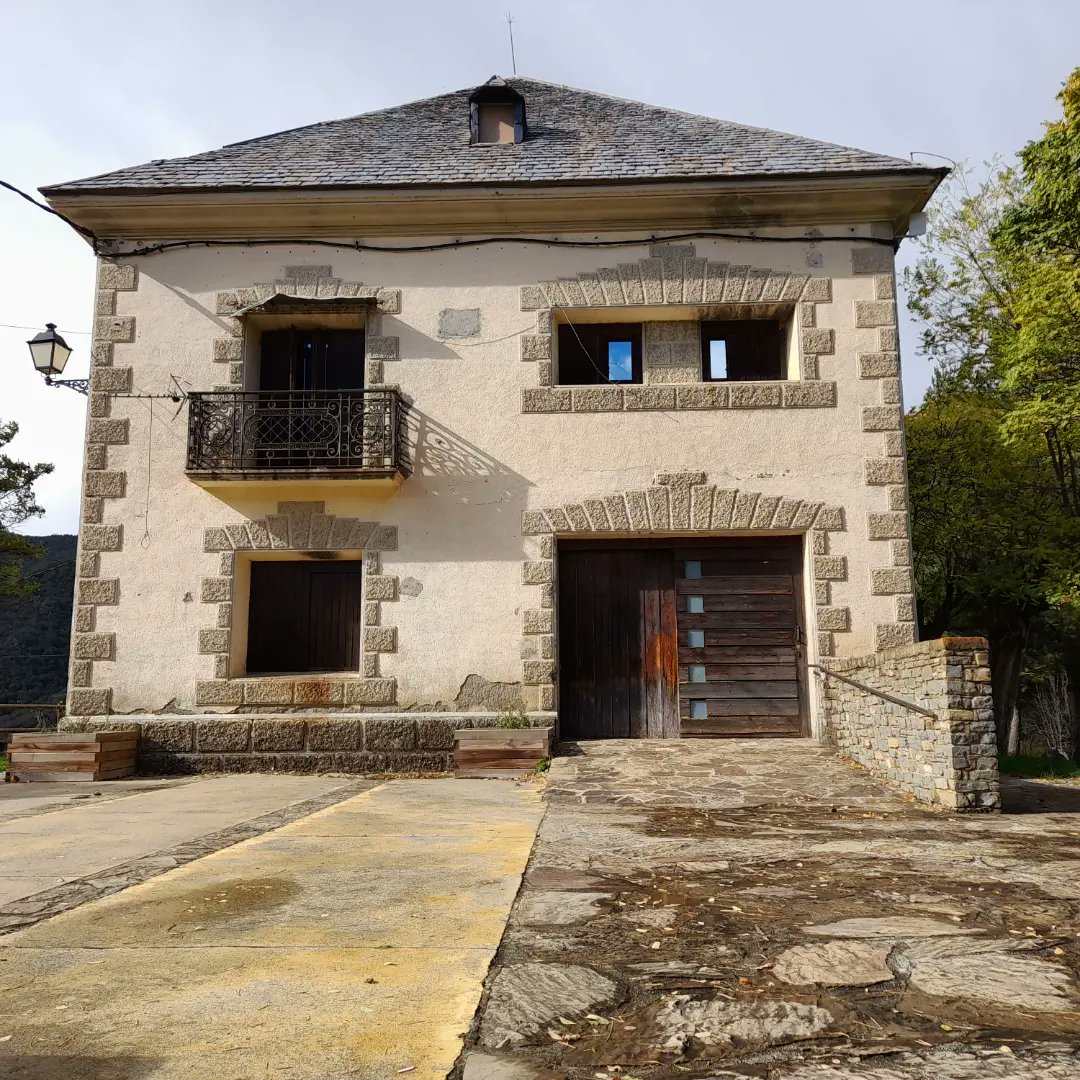 repoblem's tweet photo. TÍRVIA BUSCA FAMÍLIA 📢

L'Ajuntament de Tírvia (#Pallars) lloga habitatge unifamiliar de 4 habitacions, sala-menjador, cuina, bany; a família que tingui fills en edat escolar de 3 a 12 anys.

El preu del lloguer és de 215€ (aprox.)

Interessats: ajuntament@tirvia.ddl.net https://t.co/anb3u4Dvjt