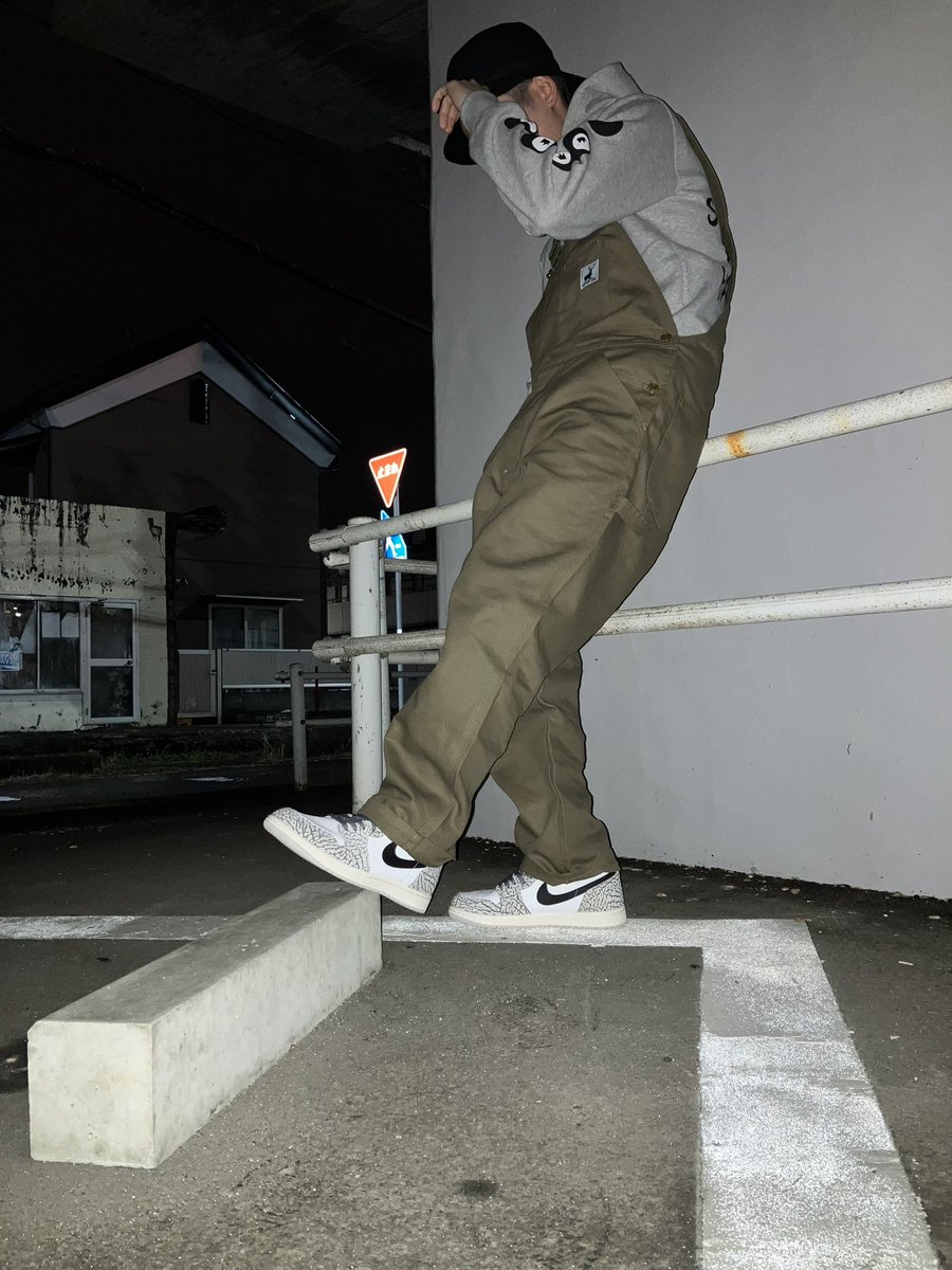 cat_dog_snk's tweet image. りゅーさん🐉なちゅさん🦋がバケハ被られててかっこいいなと👍🏻 ̖́-

てことで初バケハ✨

🖤🤍
🐘今日スニ👟

𝑵𝒊𝒌𝒆 𝑨𝒊𝒓 𝑱𝒐𝒓𝒅𝒂𝒏 𝟏 𝑯𝒊𝒈𝒉 𝑶𝑮 "𝑾𝒉𝒊𝒕𝒆 𝑪𝒆𝒎𝒆𝒏𝒕"

セメントでやりたかったコーデはこれなんですよ😏

#OTDD
#ゾウ使い
#オーバーオール 
#バケハ
#ole