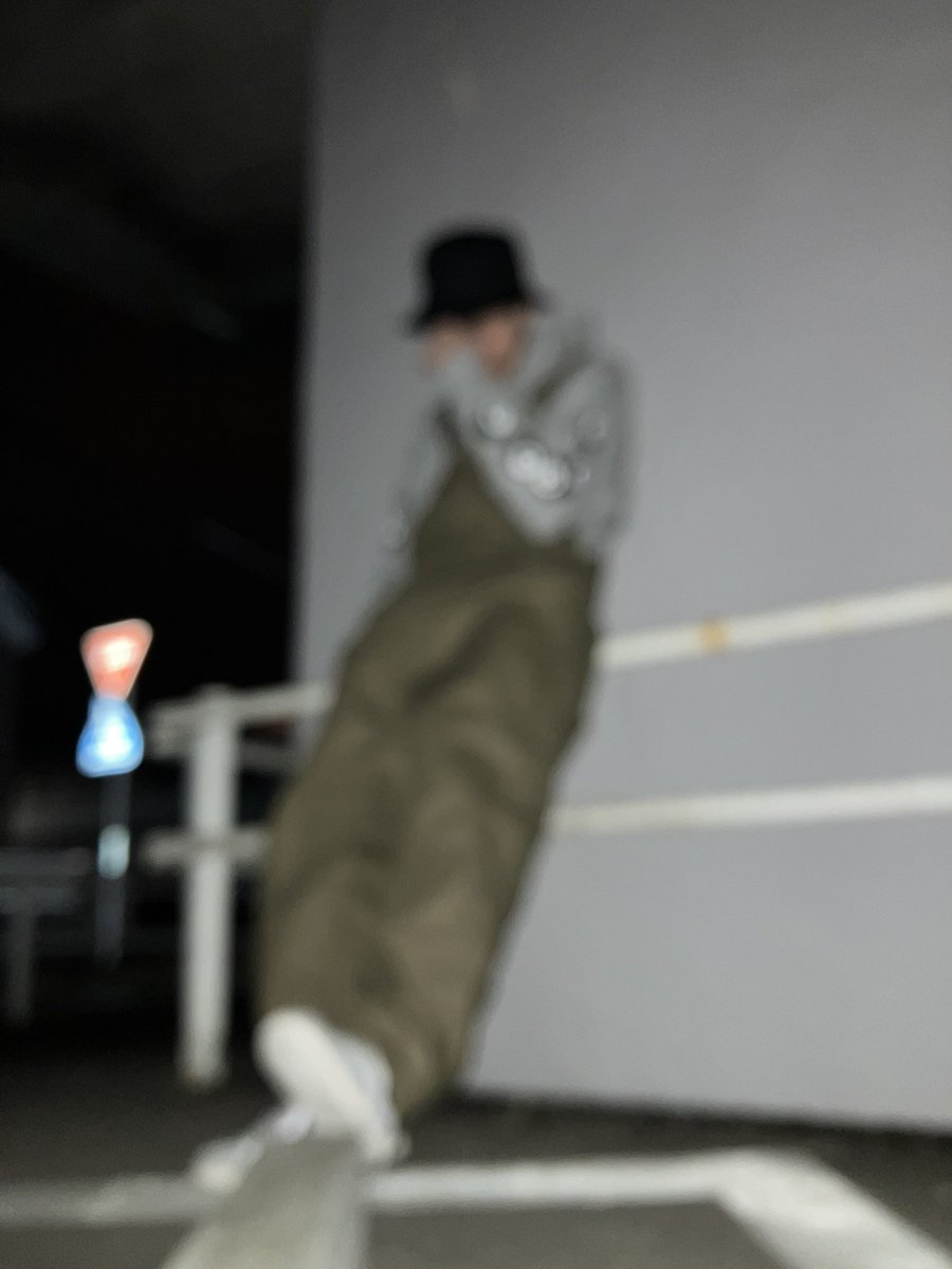 cat_dog_snk's tweet image. りゅーさん🐉なちゅさん🦋がバケハ被られててかっこいいなと👍🏻 ̖́-

てことで初バケハ✨

🖤🤍
🐘今日スニ👟

𝑵𝒊𝒌𝒆 𝑨𝒊𝒓 𝑱𝒐𝒓𝒅𝒂𝒏 𝟏 𝑯𝒊𝒈𝒉 𝑶𝑮 "𝑾𝒉𝒊𝒕𝒆 𝑪𝒆𝒎𝒆𝒏𝒕"

セメントでやりたかったコーデはこれなんですよ😏

#OTDD
#ゾウ使い
#オーバーオール 
#バケハ
#ole