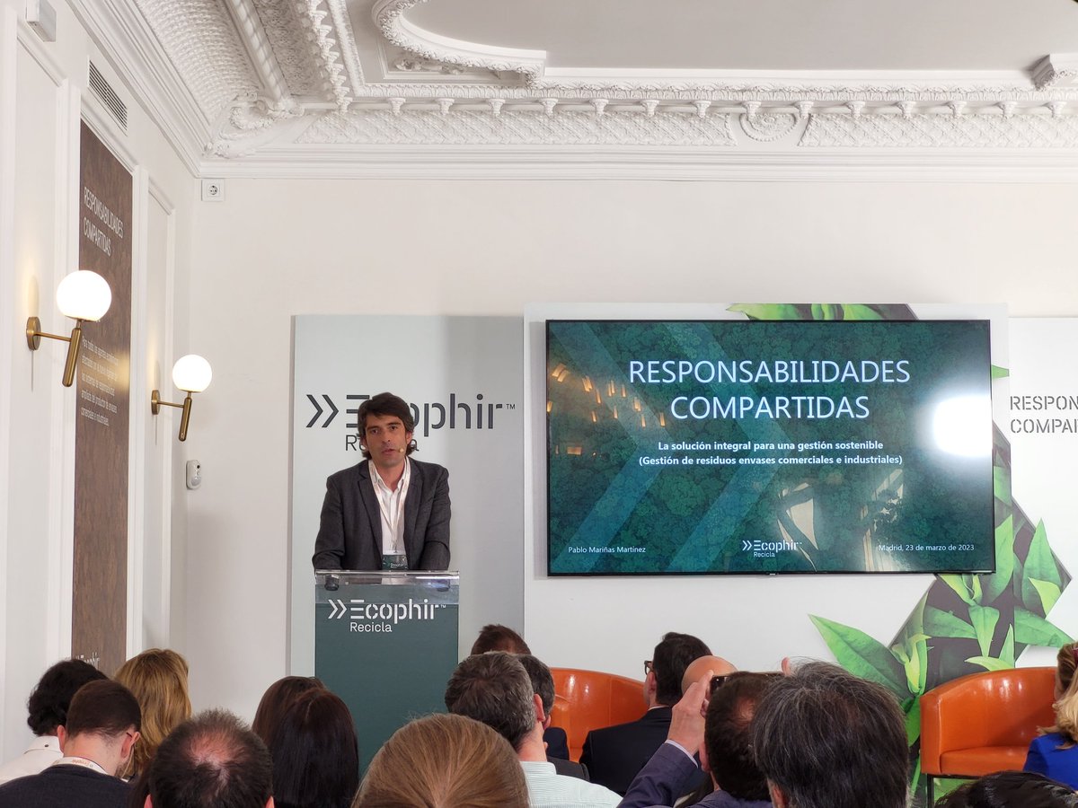 industriambient's tweet photo. .@pablo_marinhas expone la constitución de @ecophir y los próximos pasos y la prestación de servicios y gestión de los #residuos comerciales e industriales. https://t.co/7qSgfsBacp