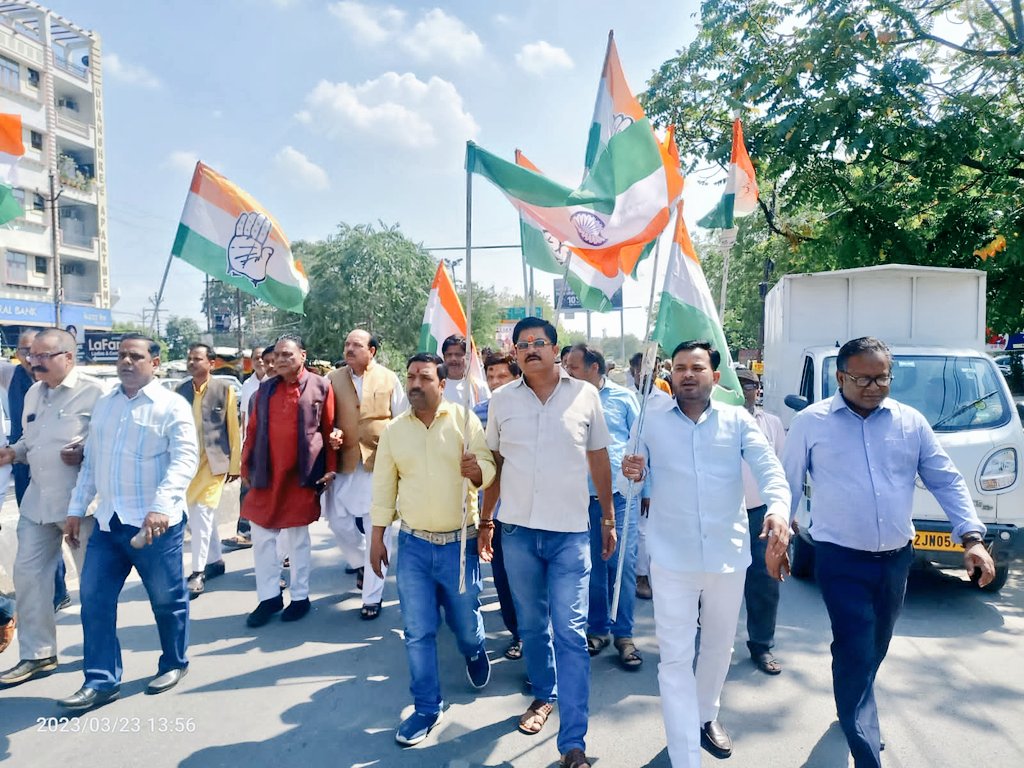 VishalRajput_20's tweet photo. राहुल गाँधी जी के साथ हुए अन्याय के खिलाफ हमारा प्रदर्शन @RahulGandhi @UP_congress @DeepakSinghINC https://t.co/p7Ui3MgcJc