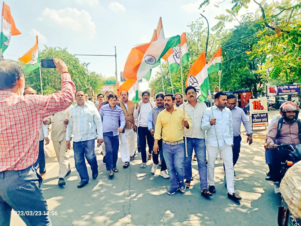 VishalRajput_20's tweet photo. राहुल गाँधी जी के साथ हुए अन्याय के खिलाफ हमारा प्रदर्शन @RahulGandhi @UP_congress @DeepakSinghINC https://t.co/p7Ui3MgcJc