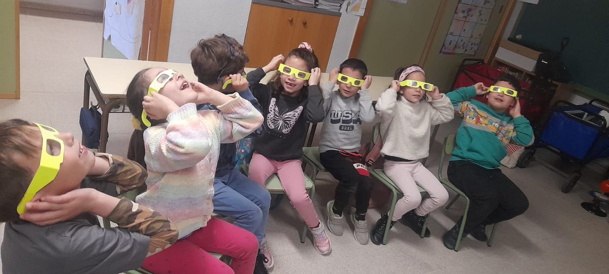 ColegioAmachado's tweet photo. Los alumnos de 1º de Primaria disfrutando de un taller científico sobre la luz y la radiación. #yosoydelmachado https://t.co/rZgkOAvqEV