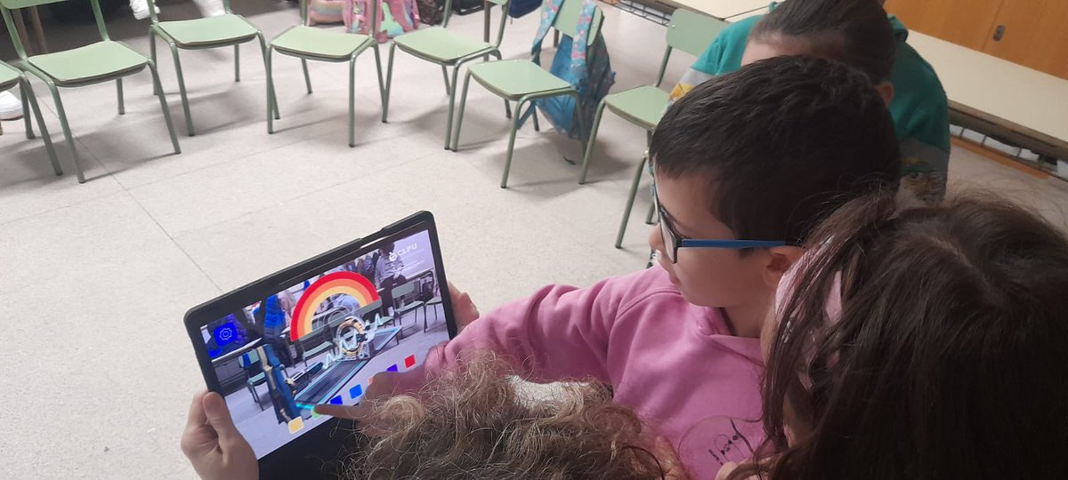 ColegioAmachado's tweet photo. Los alumnos de 1º de Primaria disfrutando de un taller científico sobre la luz y la radiación. #yosoydelmachado https://t.co/rZgkOAvqEV