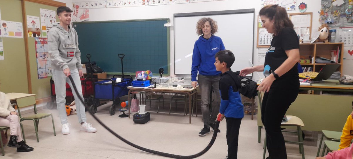 ColegioAmachado's tweet photo. Los alumnos de 1º de Primaria disfrutando de un taller científico sobre la luz y la radiación. #yosoydelmachado https://t.co/rZgkOAvqEV