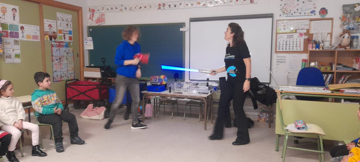 ColegioAmachado's tweet photo. Los alumnos de 1º de Primaria disfrutando de un taller científico sobre la luz y la radiación. #yosoydelmachado https://t.co/rZgkOAvqEV
