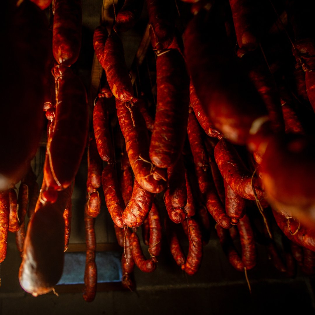 ChistorraNav's tweet photo. Elaboramos nuestro chorizo a partir de las carnes más nobles del cerdo, que picamos, amasamos y adobamos con pimentón, sal y especias.

¿Lo has probado?

https://t.co/hnUikjES5q https://t.co/sy6zYaA3il