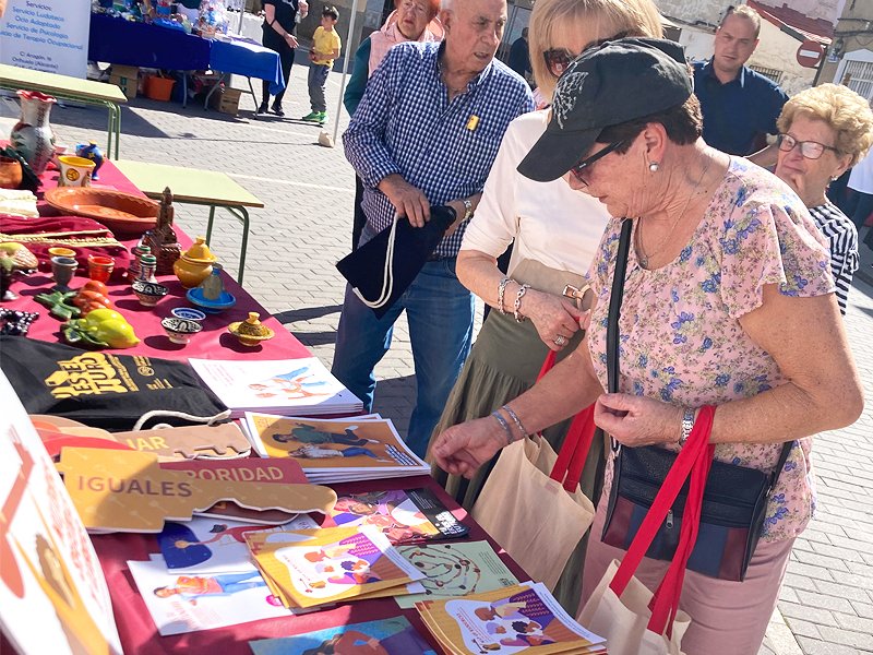 ColumbaresONG's tweet photo. Asistimos al Mercadillo Alternativo de Molins para mostrar los proyectos que desarrollamos en la #Comunidad Valenciana y realizamos diversos talleres
¡Gracias por la acogida! 👏🏿
#Freya #TúEresElFuturo #MamisDelMundo
#Actívate #MujeresAgenteDeCambio
Financia: @GVAinclusio https://t.co/YaTFLW6VzS