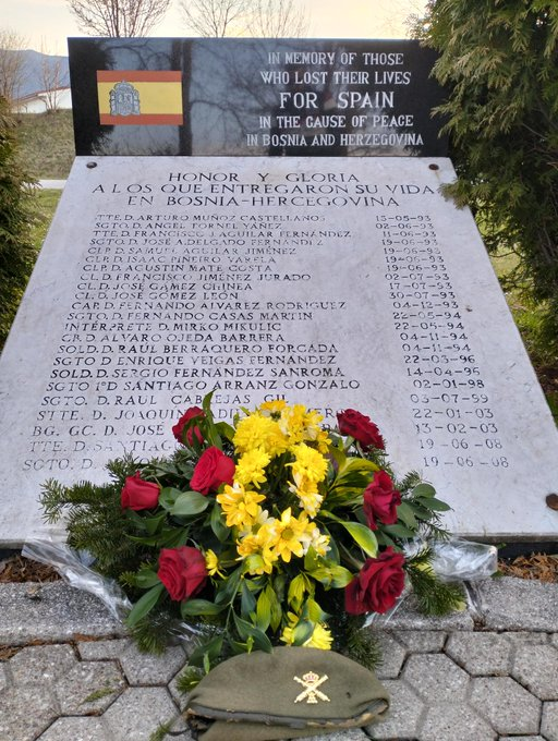 PlataformaMill1's tweet photo. El contingente español desplegado en #BosniaHerzegovina en la misión #EUFORAlthea, ha recordado al sargento 1º Enrique Veigas Fernández en el 27 aniversario de su fallecimiento en acto de servicio en la localidad de #Citluk.
Vía: @EMADmde. https://t.co/sNpYlqfYPM