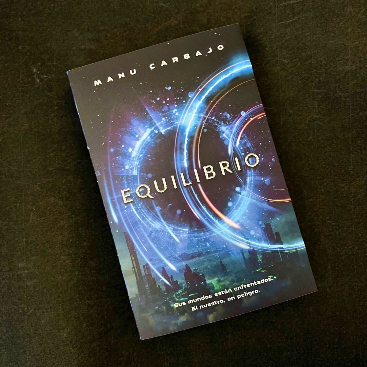 umbrieleditores's tweet photo. 🤔¿Quiénes ya estáis leyendo #Equilibro de @Karbajo?
Ya ha pasado más de una semana de la publicación de este libro, y estamos muy contentos con todo vuestro apoyo.
Y si aún no os habéis sumergido en esta fantástica historia, os invitamos a hacerlo lo antes posible.✨ https://t.co/noXA8yQtfI