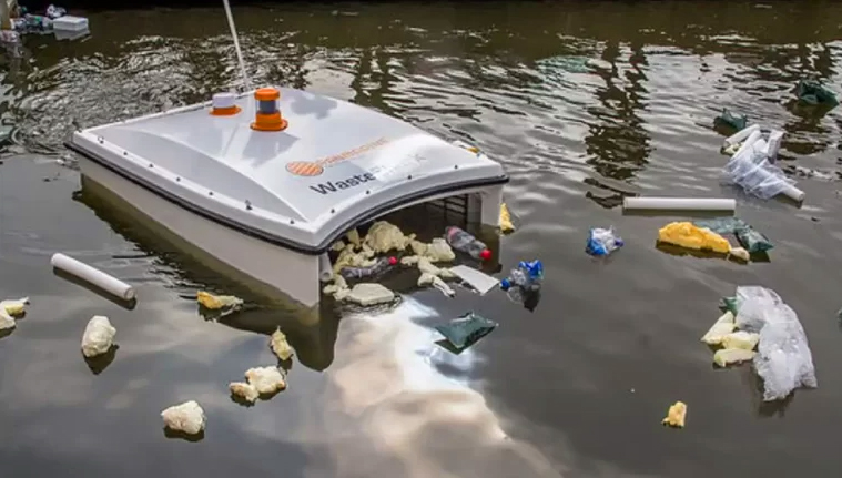 ambienteeuropeo's tweet photo. 🦈🗑️ #WasteShark , el robot flotante que elimina residuos plásticos en el Támesis.

¡Este "tiburón" engulle 20.000 botellas al día!

Es totalmente eléctrico, no daña al #medioambiente y es silencioso para no afectar a la fauna acuática.

Vía @beonloop ▶ https://t.co/wuprIRVqB9 https://t.co/lgQb8nbi6e