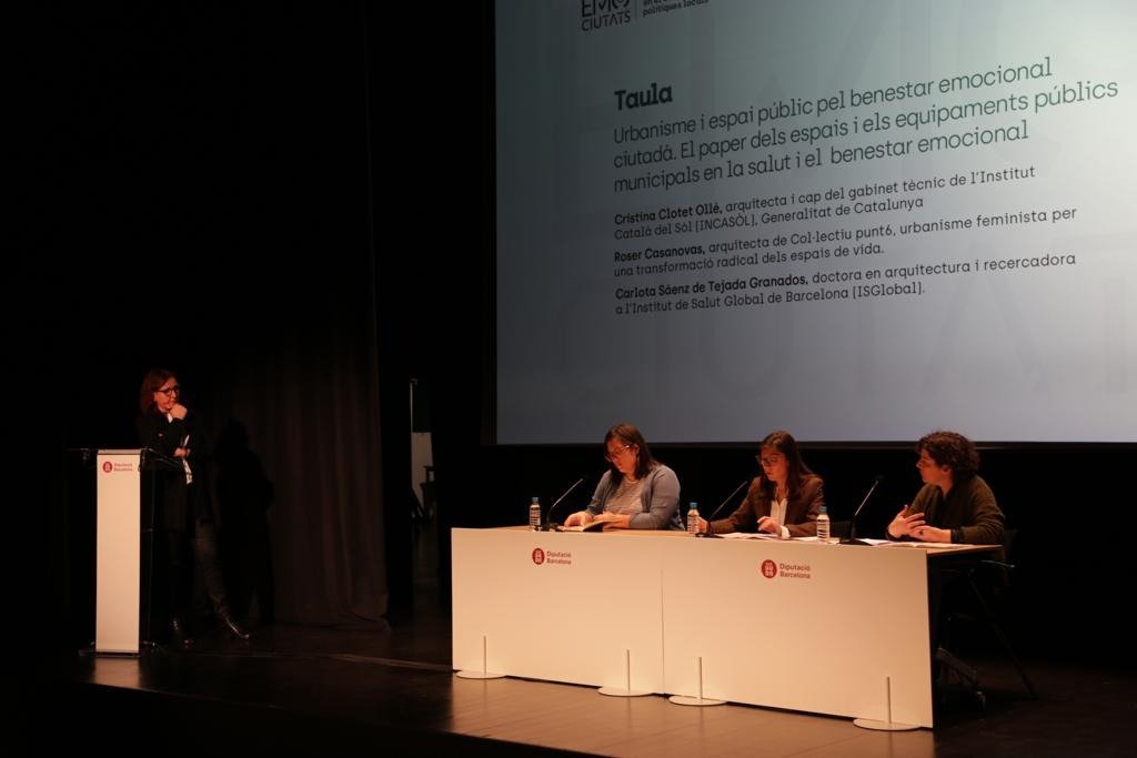 socialdiba's tweet photo. Arrenca la segona taula sobre urbanisme i espai públic per al benestar emocional ciutadà amb Cristina Clotet, cap del Gabinet Tècnic @incasolcat,  Roser Casanovas,  arquitecta @CollectiuPunt6  i Carlota Sáenz de Tejada,  recercadora a l’@ISGLOBALorg. 

#JornadaEmoCiutatsDiba https://t.co/DgaiU1dIo7