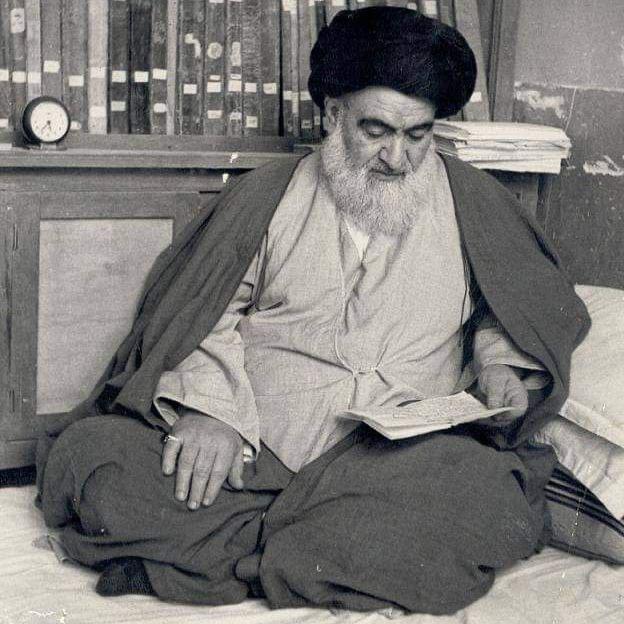 يقول السيد الخوئي قدّس سرّه: كنت ولعاً منذ أيام الصبا بتلاوة كتاب الله الأعظم، واستكشاف غوامضه، واستجلاء معانيه.
وجدير بالمسلم الصحيح بل بكل مفكر من البشر أن يصرف عنايته إلى فهم القرآن، واستيضاح أسراره، واقتباس أنواره، لأنه الكتاب الذي يضمن إصلاح البشر، ويتكفل بسعادتهم وإسعادهم
١