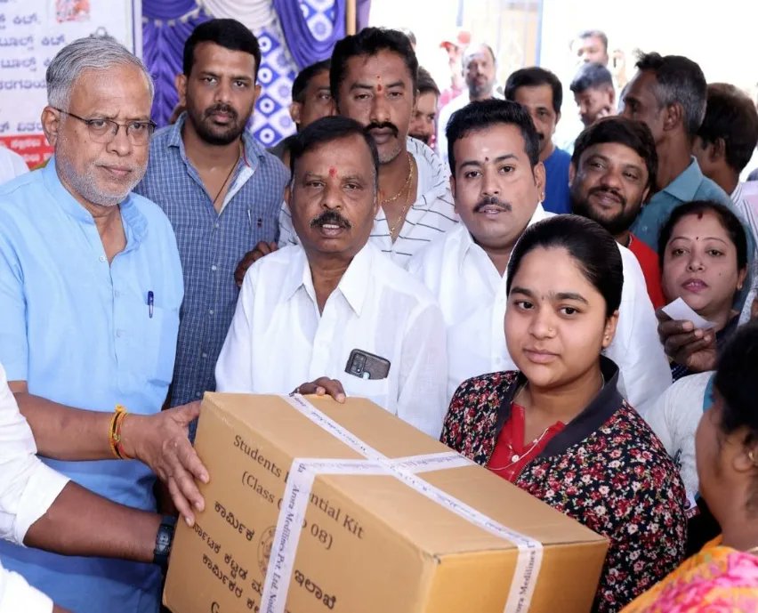 WorkersBoard's tweet photo. ಮಂಡಳಿಯ ವತಿಯಿಂದ ಬೆಂಗಳೂರಿನ ರಾಜಾಜಿನಗರದಲ್ಲಿ ನೋಂದಾಯಿತ ಕಟ್ಟಡ ಕಾರ್ಮಿಕರ ಮಕ್ಕಳಿಗೆ ಶಾಲಾ ಕಿಟ್ ಗಳನ್ನು ಮಾನ್ಯ ಶಾಸಕರಾದ ಶ್ರೀ @nimmasuresh ಅವರು ವಿತರಿಸಿದರು.
ಈ ಸಂದರ್ಭದಲ್ಲಿ ಕಾರ್ಮಿಕ ಇಲಾಖೆ ಅಧಿಕಾರಿಗಳು ಉಪಸ್ಥಿತರಿದ್ದರು.
#ಶ್ರಮಮೇವ_ಜಯತೇ
#schoolkit
#kbocwwb https://t.co/b2NO1yHAzp