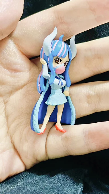 今日ガチャガチャでアッキーが取ったやつを貰ったロビンちゃん取れなかったので持ってたフィギュアの横に並ばせたサイズ違いすぎて笑う 