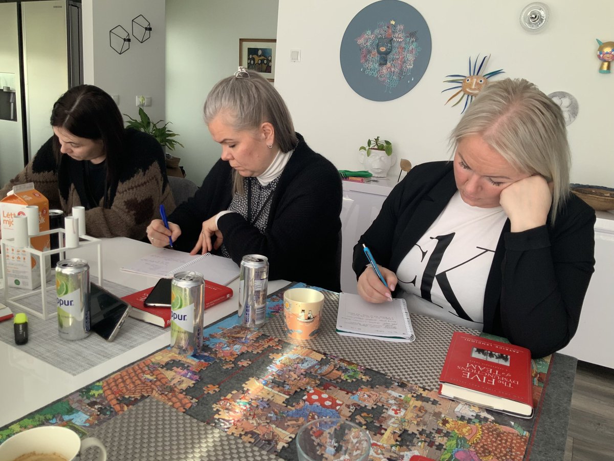 Stjôrnendateymi #stapaskóla í leshóp að efla sig í teymishugsun. Mæli með The five dysfunctions of a team eftir Lencioni 💜 Einstaklega einbeittir deildarstjórar 😍 #menntaspjall #skolastjornun